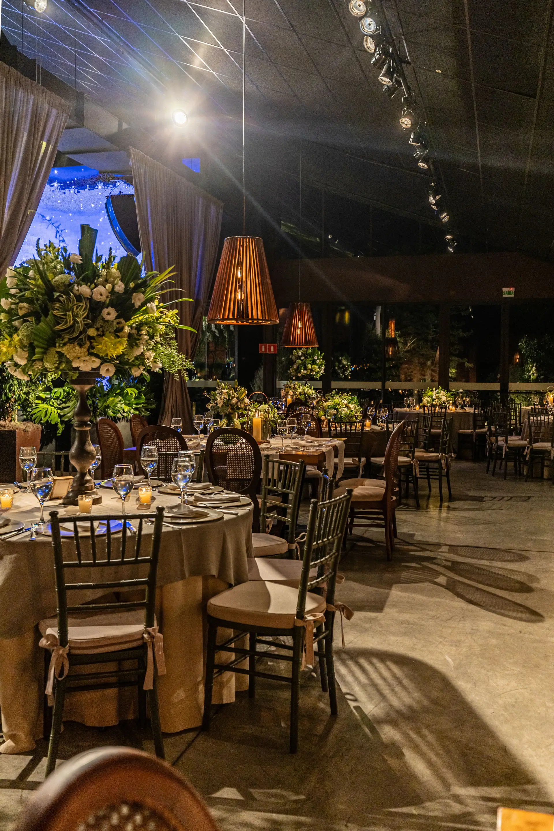Eleganten hotelski salon z ambientalno večerno svetlobo