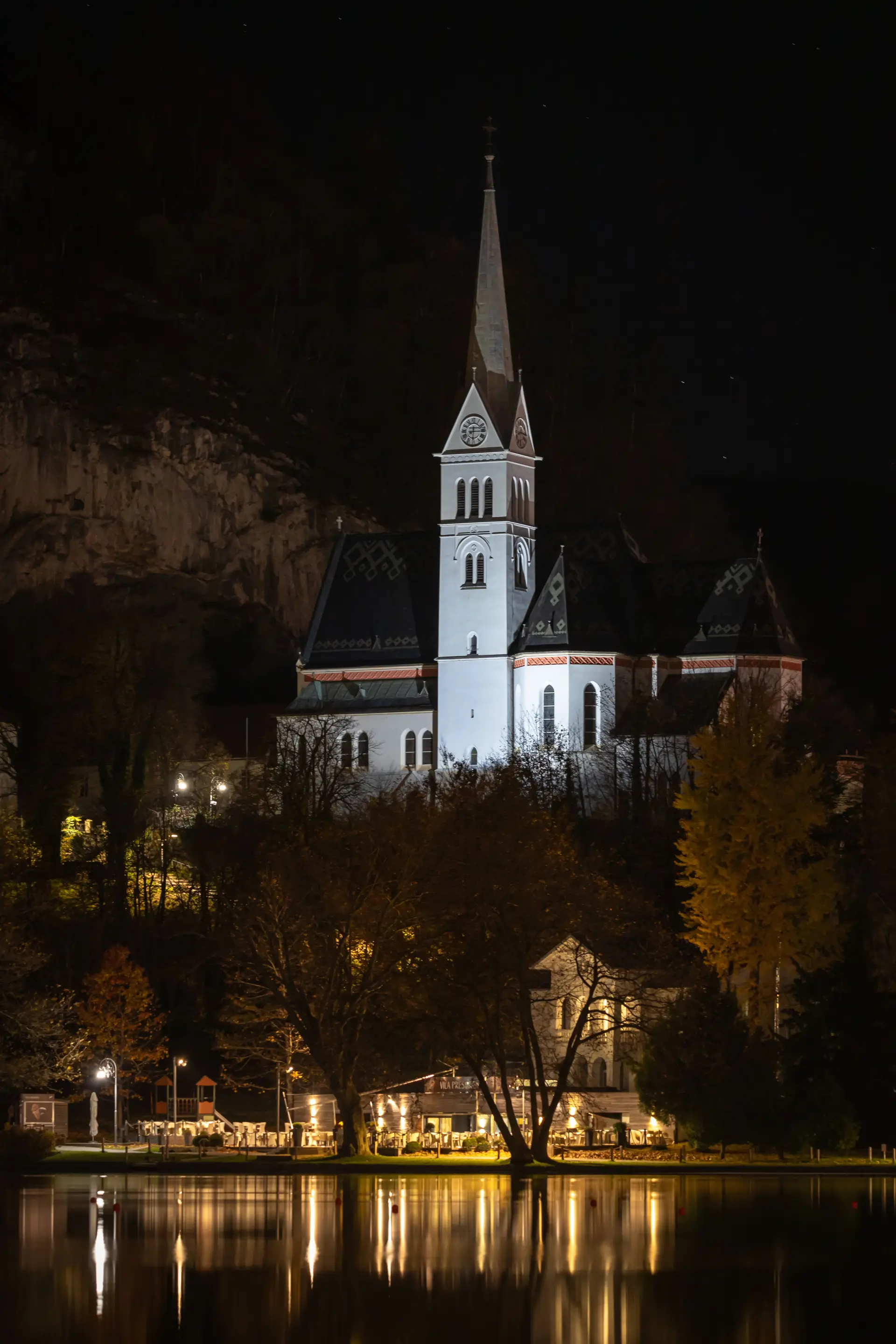 Bled z jezersko veduto in večerno osvetljavo