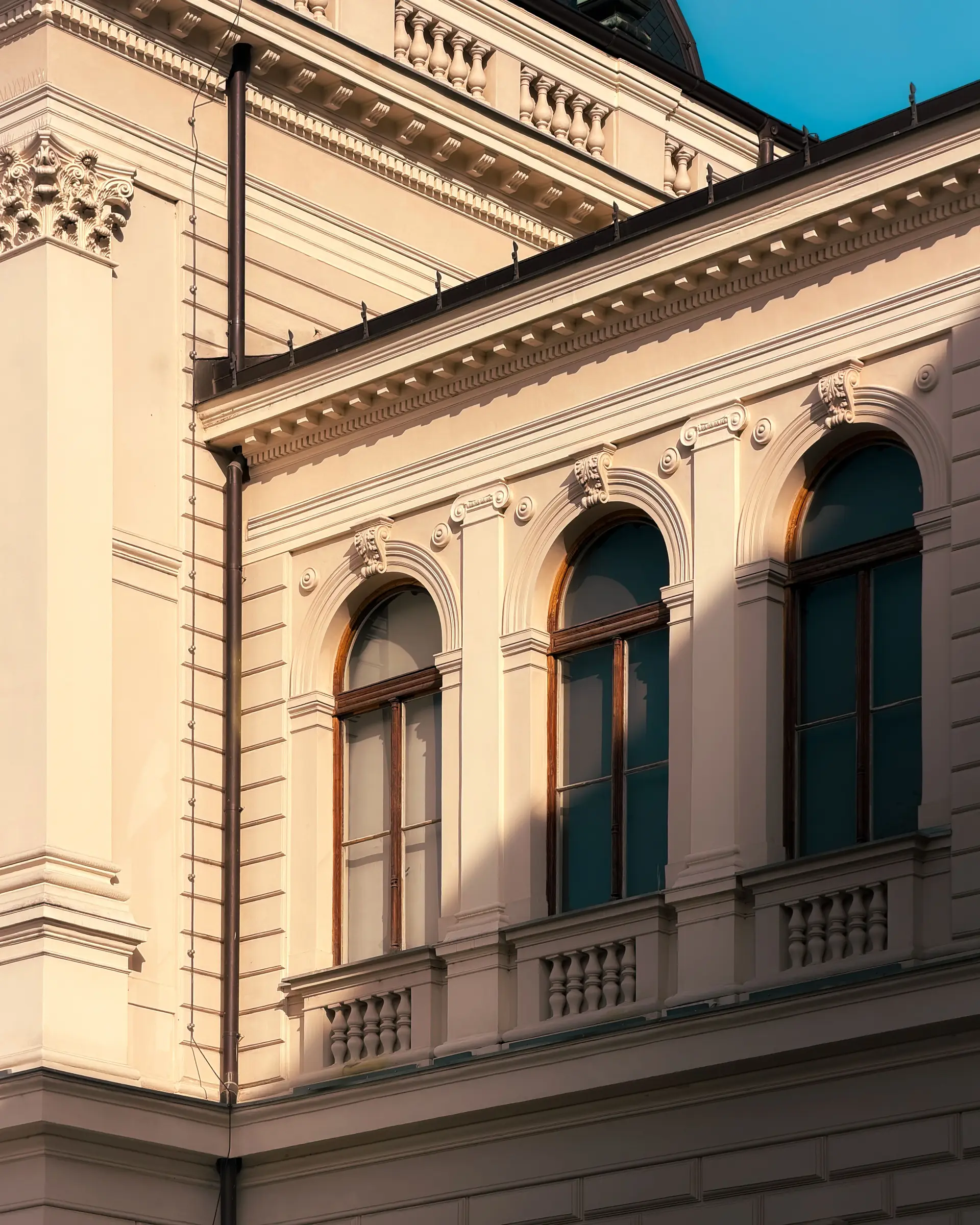 Zgodovinska arhitektura z nočno osvetlitvijo