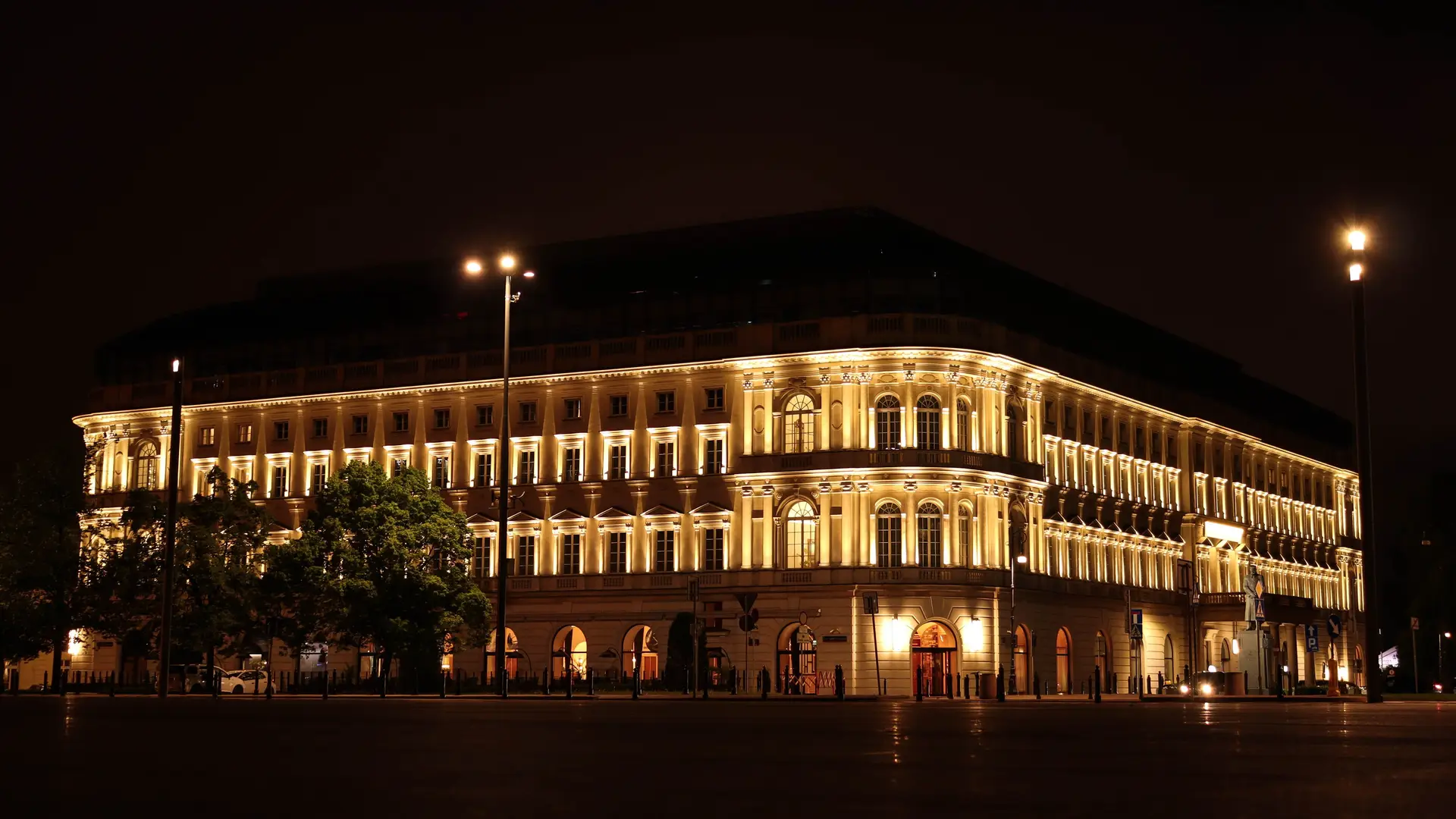 Ljubljana s staromeščansko večerno arhitekturo in promenado